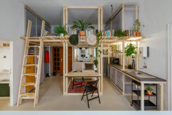 Laťové konstrukce rozdělují prostor ateliéru na pracovní a obytnou část