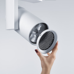 Nastavitelné reflektory LED AGILIO od značky Zumtobel zohledňují speciální požadavky na osvětlení výstavních prostorů. 