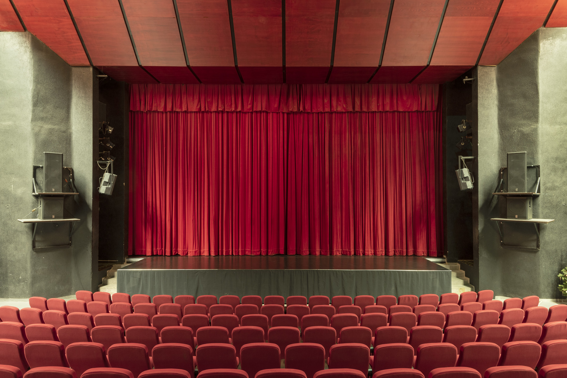 Kulturní domy se během dekád měnily. V dobách stalinismu byly chápány jako nástroj sovětizace a kontroly. Od 70. let to bylo spíš místo pro taneční, jazykové kurzy a kroužky. Na fotografii KD v Bratislavě-Petržalce.