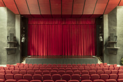 Kulturní domy se během dekád měnily. V dobách stalinismu byly chápány jako nástroj sovětizace a kontroly. Od 70. let to bylo spíš místo pro taneční, jazykové kurzy a kroužky. Na fotografii KD v Bratislavě-Petržalce.