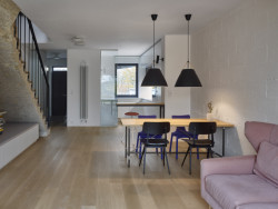 Rekonstrukce řadového domu v Újezdu nad Lesy od architektky Terezy Čudové Ajmové