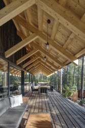 Terasa směrem k jezeru (Chata Spiegelbaude, A1 architects)