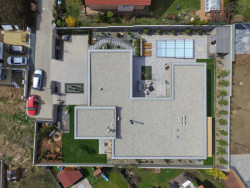 Bungalov s šedivým cihelným páskem na fasádě. Ten je podle majitelů pěkný i praktický na údržbu.