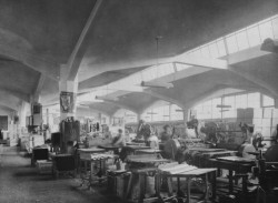 Obr. 2. Interiér továrny na plechové obaly a plakáty Josef Černý a syn v Novém Meste nad Váhom, nedatováno.