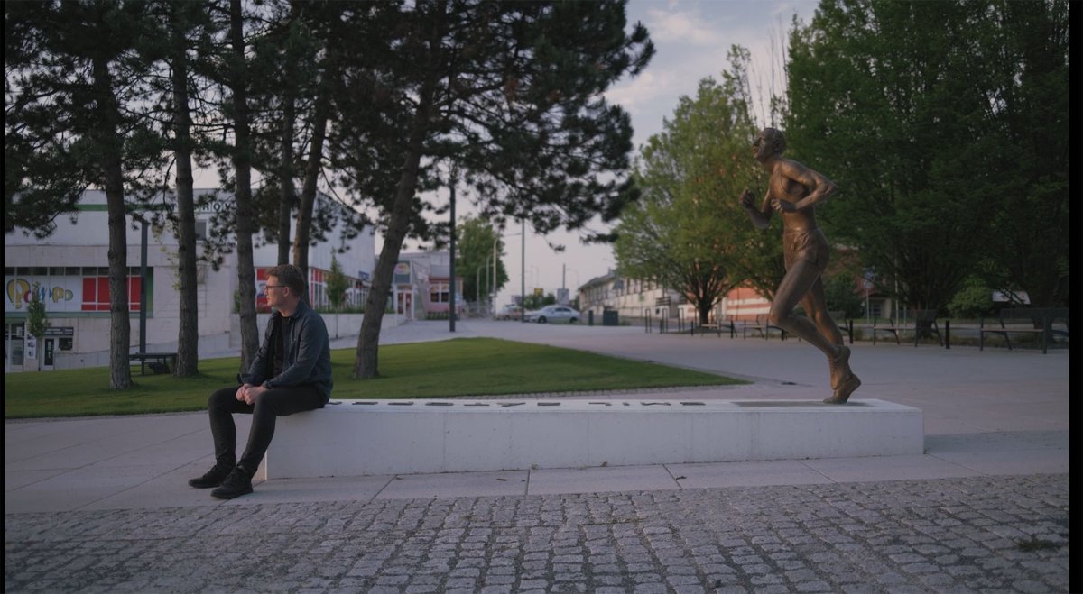 Kamil Mrva a Emil Zátopek v Kopřivnici (snímek k filmu Muž, který sázel domy)