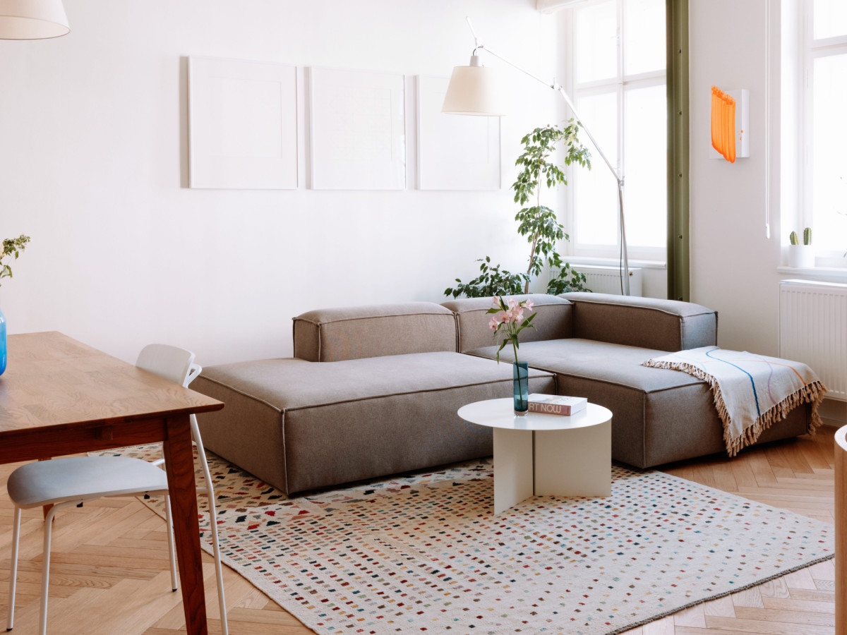 V místě spojení se nachází hlavní obytný prostor. (Byt Bulharská; Anna Koukolová architekti)