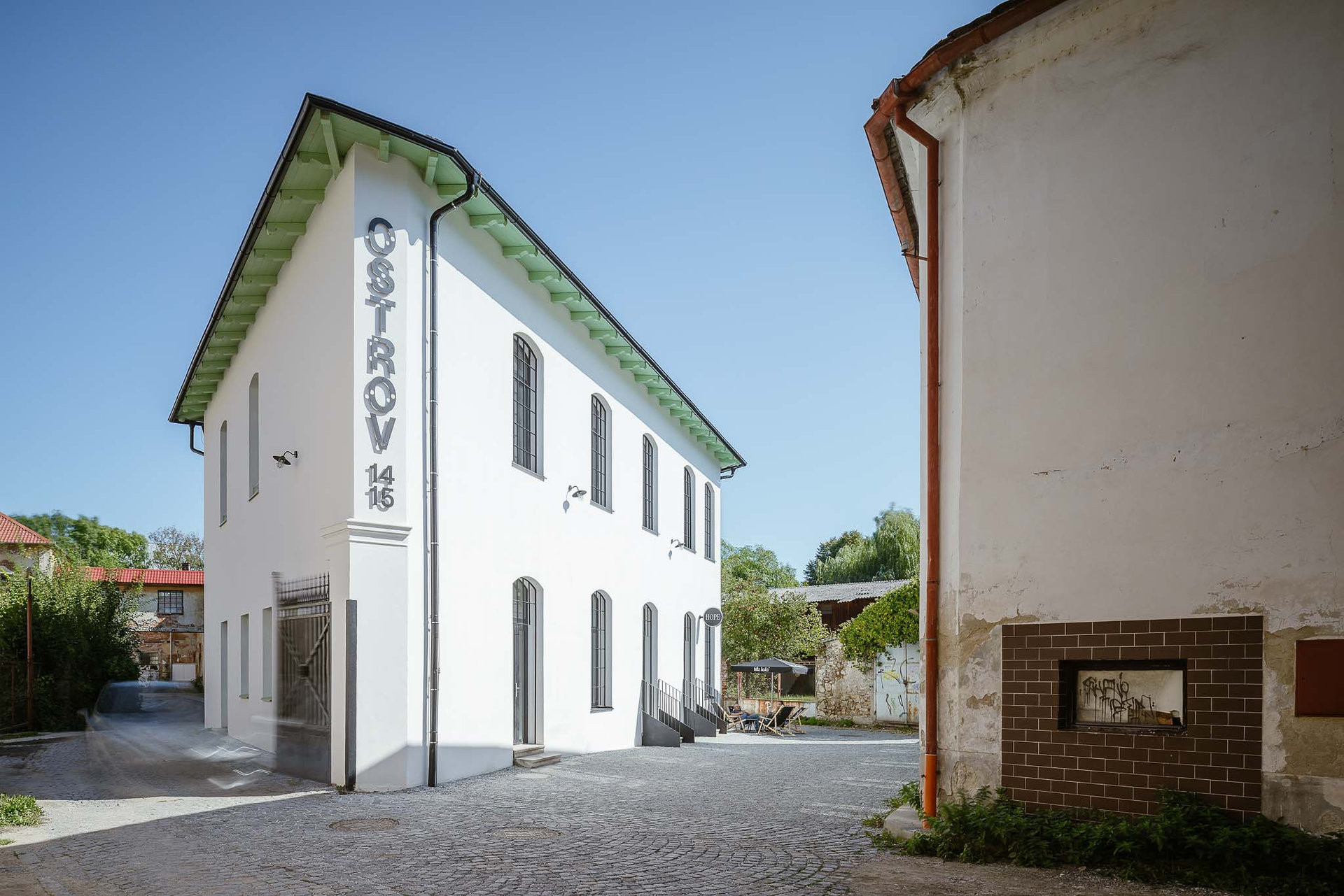 Komunitko 1415 vzniklo v jedné z budov po textilní továrně Fezko ve Strakonicích. (Komunitní centrum ve Strakonicích, Ateliér VAS)