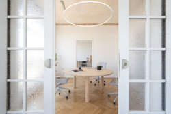 V kancelářských prostorách v Praze na Opletalově ulici sídlí marketingová agentura původem z Moravy. - Kanceláře marketingové agentury KHS v Praze, studio COSMO