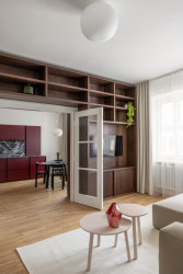 Denní zóna se po rekonstrukci otevřela a plynule propojuje kuchyň s obývacím pokojem. (Byt Mariánska v Bratislavě, NOIZ architekti)