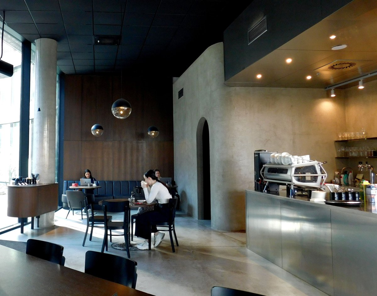 Interiér navrhli architekti Ark, kteří navrhli většinu poboček Cokafe.