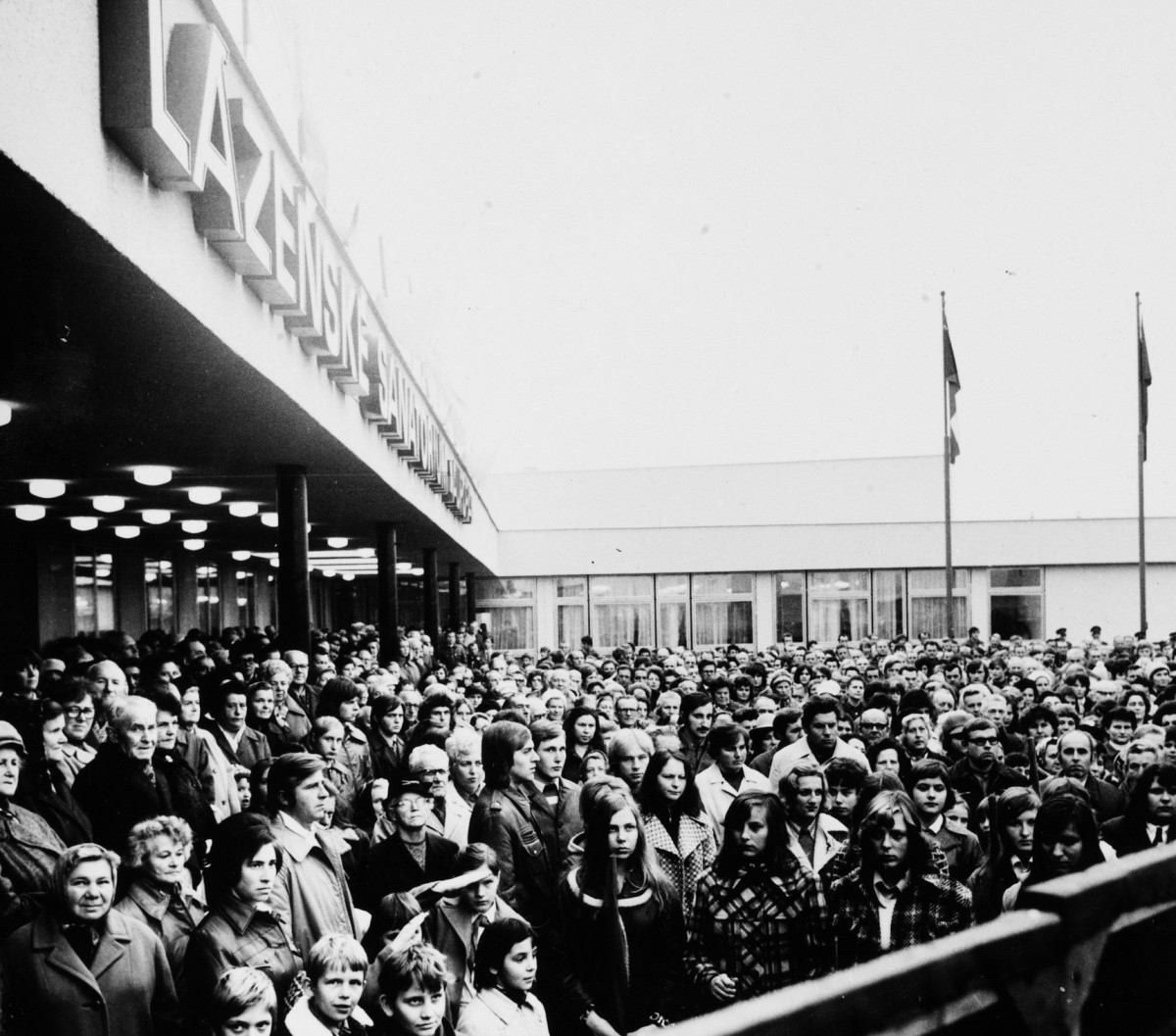 Historická fotka ze slavnostního otevření Lázní Aurora v roce 1975