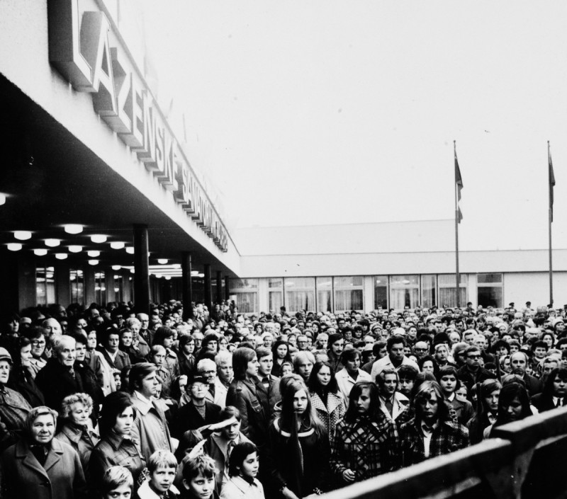 Historická fotka ze slavnostního otevření Lázní Aurora v roce 1975