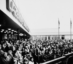 Historická fotka ze slavnostního otevření Lázní Aurora v roce 1975