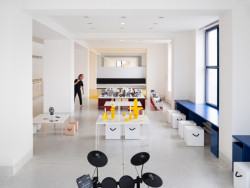 Navzdory omezenému rozpočtu dokázali No Architects vytvořit prostor, který respektuje původní architekturu Veletržního paláce a zároveň přináší novou, živou a dynamickou atmosféru. (ATLAS, No Architects)