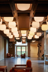 Nejkrásnějším prostorem březnického kulturáku je jednoznačně vstupní hala, které dominuje plasticky rozehraný rastr podhledu, ze kterého vystupují velká skleněná svítidla. 