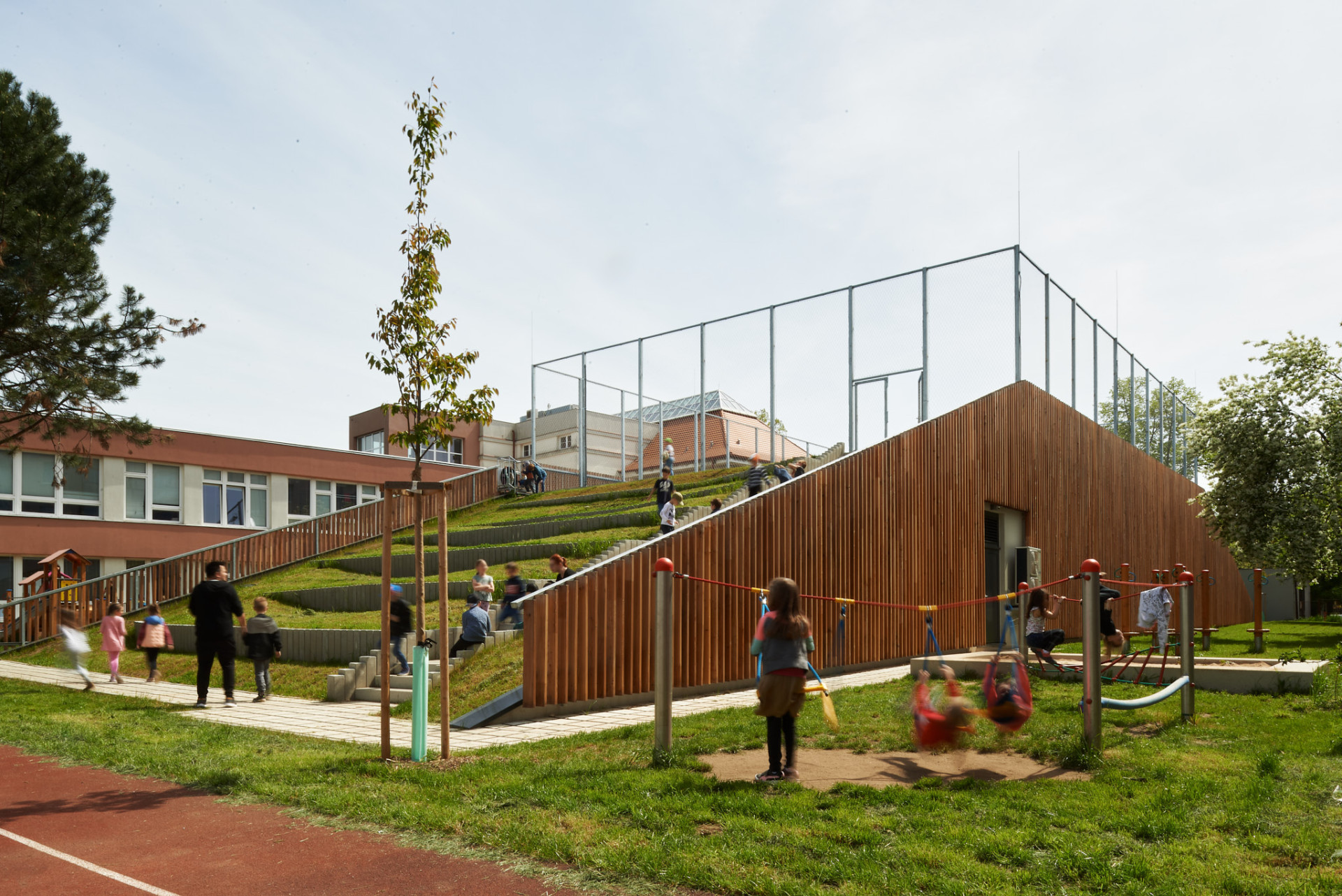 Studio Arch.Design realizovalo novou sportovní halu základní školy v pražských Letňanech