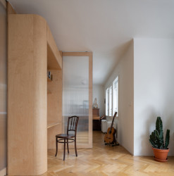 Rekonstrukce bytu v Praze-Bubenči, Papundekl architekti: Například kuchyni od obývacího pokoje...