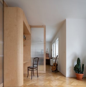 Rekonstrukce bytu v Praze-Bubenči, Papundekl architekti: Například kuchyni od obývacího pokoje...