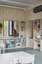 Konstrukční dřevo doplňuje vybavení ve stejném materiálovém dekoru. (Rozšíření Základní školy Duhovka v Praze, ra15)