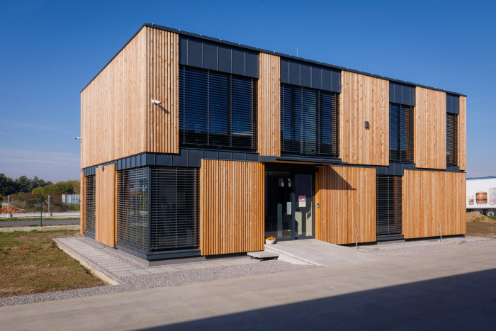 Administrativní budova Partizánske, Prodesi/ Domesi