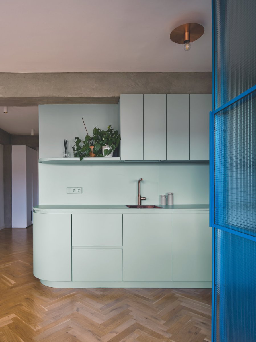 Barvy se v interiéru potkávají, každá má však jiný význam. (Rekonstrukce bytu v Holešovicích; B² Architecture)