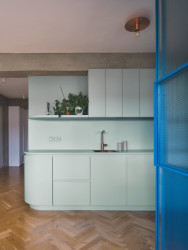 Barvy se v interiéru potkávají, každá má však jiný význam. (Rekonstrukce bytu v Holešovicích; B² Architecture)