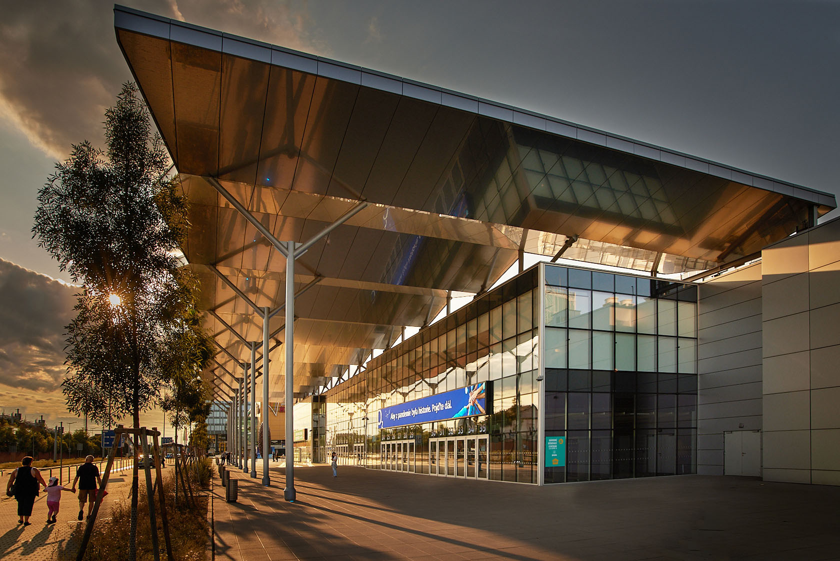 O2 Universum je budova s jednadvaceti sály na různé typy akcí. Vznikla vedle velké O2 Arény na místě rozestavěné haly malé.