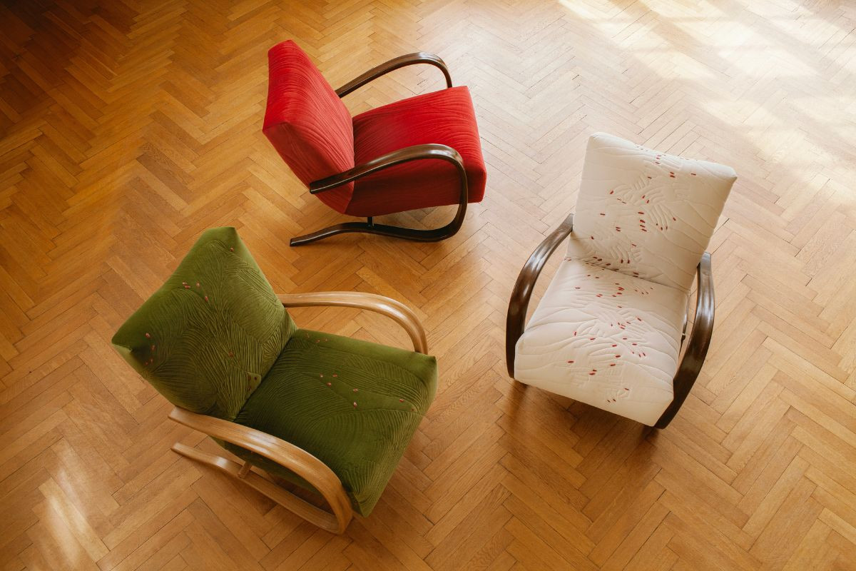 Výšivka se tkala ručně několik týdnů. (Collab Lucie Rosické a Modernisty vystavuje ikonické křeslo Halabaly na Designbloku)