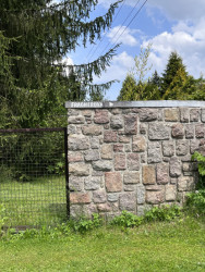 Hlavní cíl výletu. Nespeky, ulice Frágnerova. Kamenná zeď vytyčující pozemky, které zde rozparceloval Jaroslav Fragner v rámci územního plánu