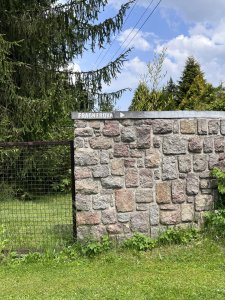 Hlavní cíl výletu. Nespeky, ulice Frágnerova. Kamenná zeď vytyčující pozemky, které zde rozparceloval Jaroslav Fragner v rámci územního plánu