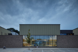 Aquavparku v Kyjově, SENAA architekti: Vyšší podlaží jsou pak směrem do ulice pojatá pavilonově – jako tři (téměř) samostatné kvádry.