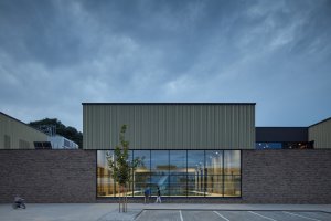 Aquavparku v Kyjově, SENAA architekti: Vyšší podlaží jsou pak směrem do ulice pojatá pavilonově – jako tři (téměř) samostatné kvádry.