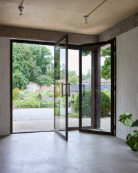 V části stavby funguje také květinářství (Krafferova zahrada v Jindřichově Hradci od matěj šebek architekti a Ateliér Za Mák)