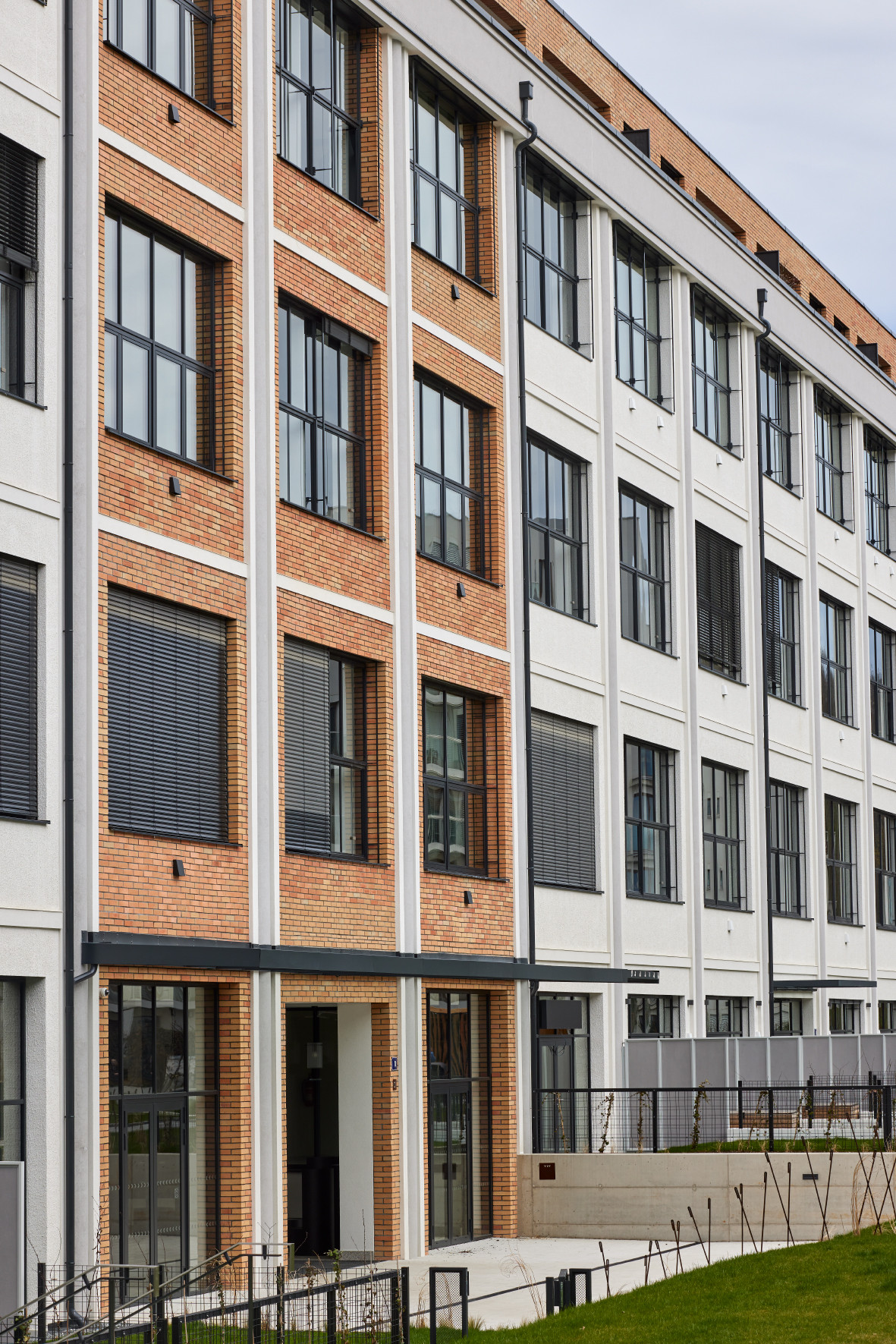 Firma Hinton tu realizovala fasádu, a to od projektu až po finální dokončení. Použili hliníkové elementy Reynaers.