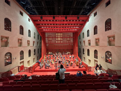 Multifunkční sál v Císařských lázních podle návrhu ateliéru Petr Hájek Architekti