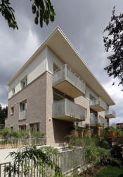 Všechny byty v patrech mají balkony. (Bytový dům s nájemními byty na Barrandově, maak, M.A.Tomáš)