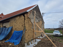 Trhlina ve zdi starého domu. Je nutno staticky posoudit.