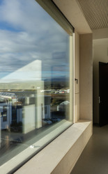 Zaměstnanci si nejvíce pochvalují přírodní charakter a estetiku dřeva, které dodávají interiéru teplo a útulnost.