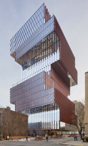 Pohled na fasádu z úrovně ulice. (Centrum výpočetní a datové vědy Bostonské univerzity, KPMB Architects)