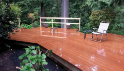 Přírodní materiál resysta imitující dřevo se dá využít jak ve stavebnictví, tak v interiérech nebo na zahradách.