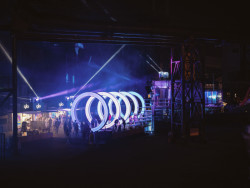 Signal Festival vstupuje do druhé dekády své existence. Spojuje historické kulisy milované Prahy s nejnovějšími technologiemi a současnými společenskými tématy