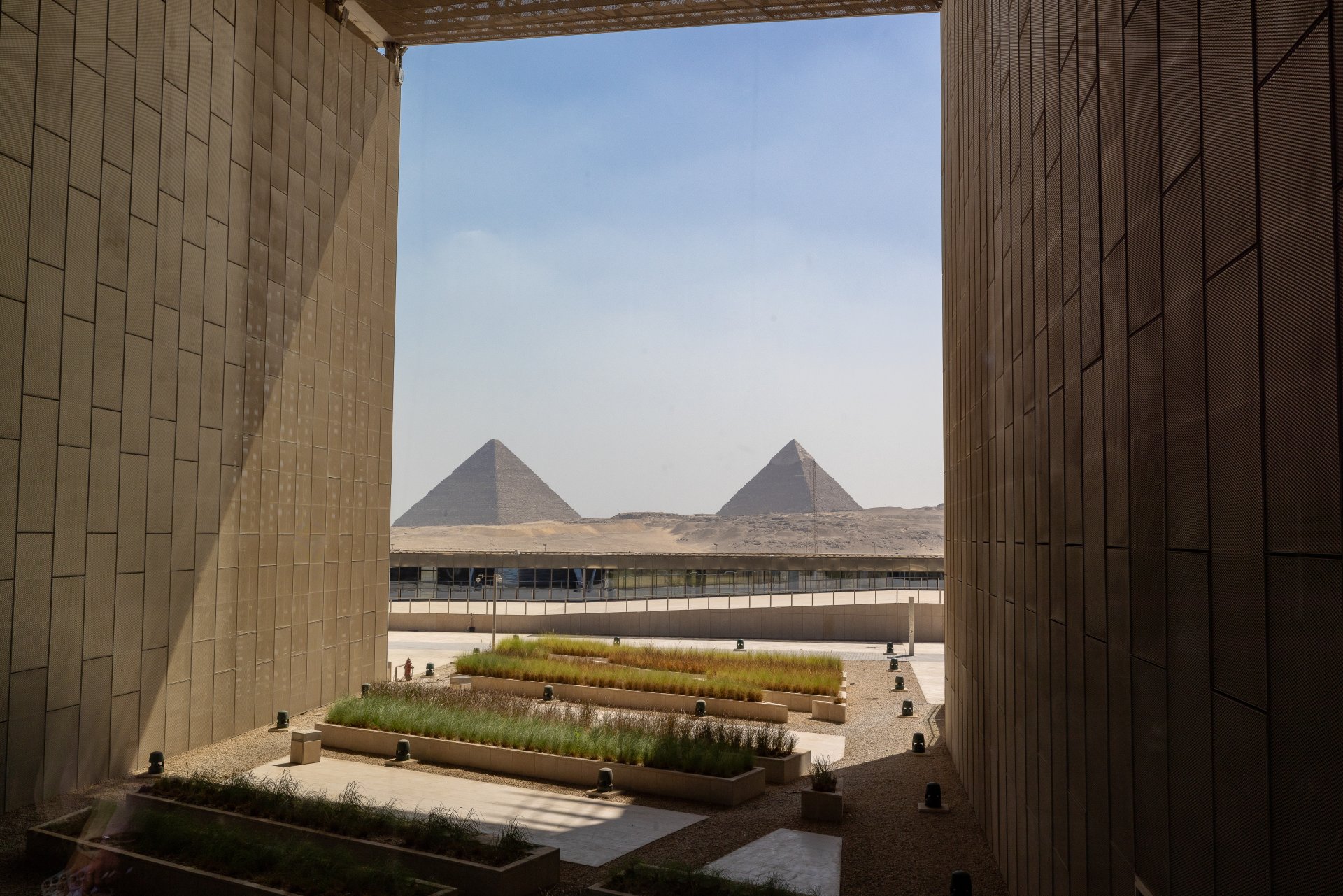 ...a nahoře se otevře perfektně zarámovaný výhled na pyramidy