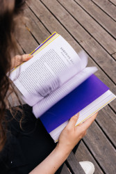 Nakladatelství IPR vydává knihu Neviditelné město, která odhaluje podmanivé příběhy skrývající se za zdánlivě nepodstatnými a přehlíženými aspekty městského prostředí