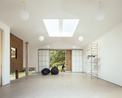 Stodola proměněná v sochařský ateliér od architekta Thomase Randall-Page