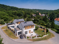 Rodinný dvojdům v Praze od studia SENAA