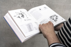 Petr Vorlík a Robert Guzík představují svou novou knihu Ambice uzavírající projekt Architektura osmdesátých let