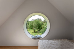 Ložnice a dětský pokoj jsou situovány pod střechu. (Chata Lipka na Šumavě, Harazim Karel Architektura)