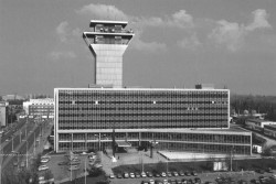 Dobové fotografie Ústřední telekomunikační budovy v Praze na Žižkově.