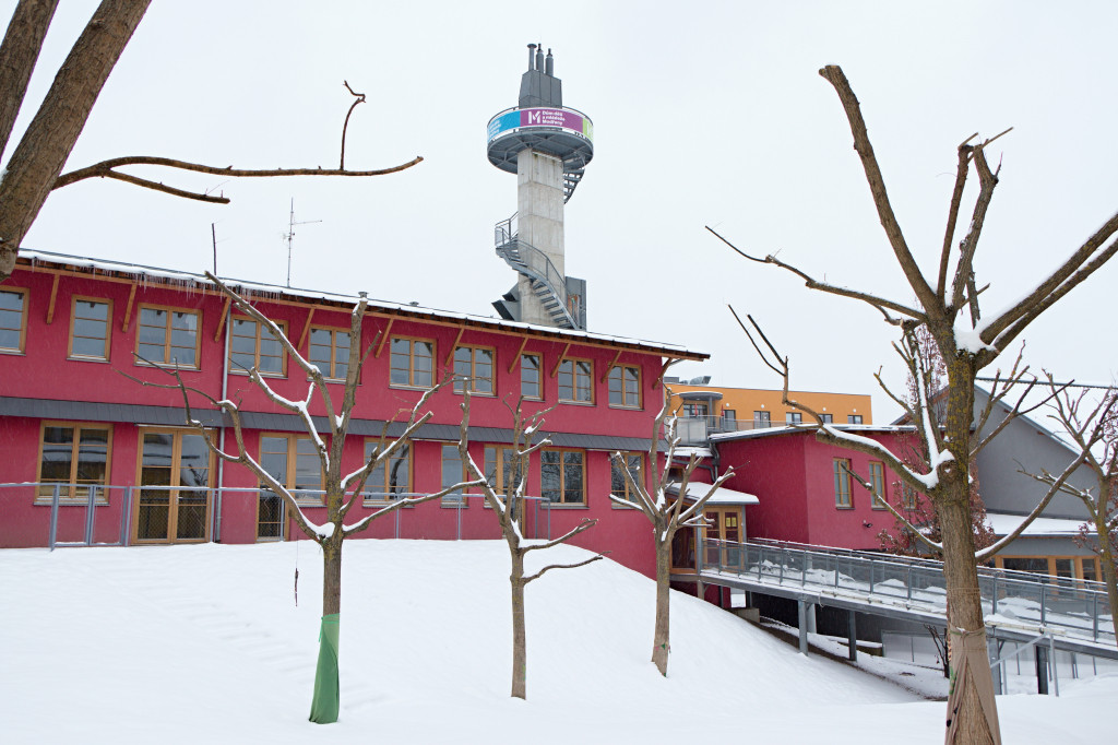 Nejvýraznějším prvkem celého areálu je nezvyklá vyhlídková věž. „Pod budovou kluboven je centrální kotelna pro všechny tři objekty s tím, že kolem komína se vine schodiště na vyhlídkovou plošinu, tak aby děti a další zájemci mohli vidět celý svůj areál z ptačí perspektivy," popsal její roli Vlado Milunić.