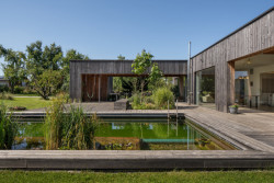 Dvě generace na sousedních pozemcích (Rodinný dům u Rozkoše, MOLO architekti)